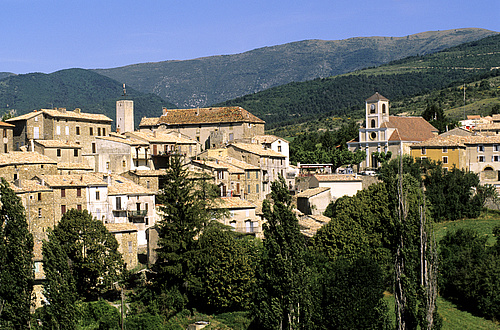 Etape du GR® de Pays Tour des Baronnies provençales : village de Rosans - Crédit : GUIZIOU Franck / hemis.fr 